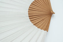 Lade das Bild in den Galerie-Viewer, Spanische Handgefertigte Fächer Handfächer günstig kaufen Shop Modern weiss Holz