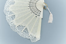 Lade das Bild in den Galerie-Viewer, Spanische Handgefertigte Fächer Handfächer günstig kaufen Shop Hochzeit weiss