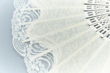 Lade das Bild in den Galerie-Viewer, Spanische Handgefertigte Fächer Handfächer günstig kaufen Shop Hochzeit weiss