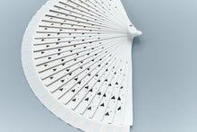 Lade das Bild in den Galerie-Viewer, Spanische Handgefertigte Fächer Handfächer günstig kaufen Shop Hochzeit weiss Herzen