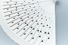 Lade das Bild in den Galerie-Viewer, Spanische Handgefertigte Fächer Handfächer günstig kaufen Shop Hochzeit weiss Herzen