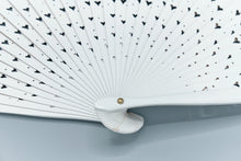 Lade das Bild in den Galerie-Viewer, Spanische Handgefertigte Fächer Handfächer günstig kaufen Shop Hochzeit weiss Herzen