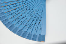 Lade das Bild in den Galerie-Viewer, Spanische Handgefertigte Fächer Handfächer günstig kaufen Shop Modern blau
